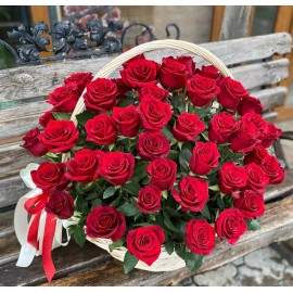 Корзина роз «В самое сердце»